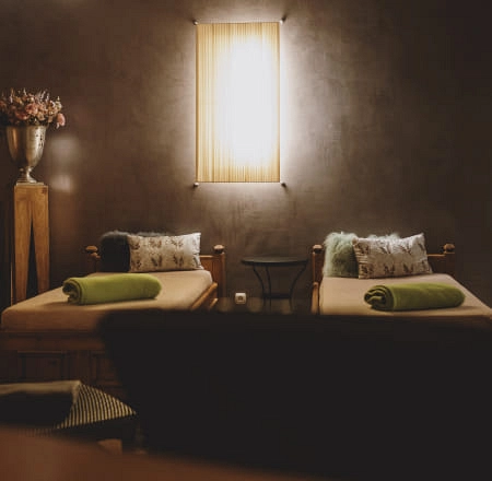 Elegante Schlafzimmer mit zwei Betten und Dekoration