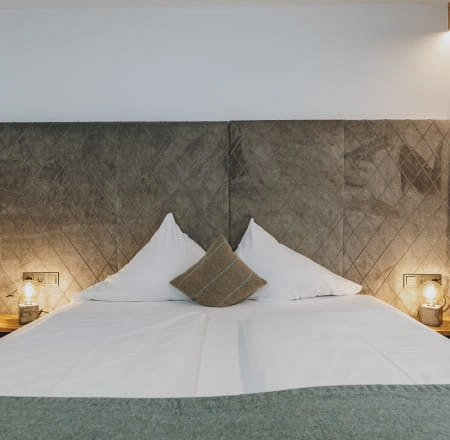 Details eines modernen Hotelzimmers mit Bettkopfteil