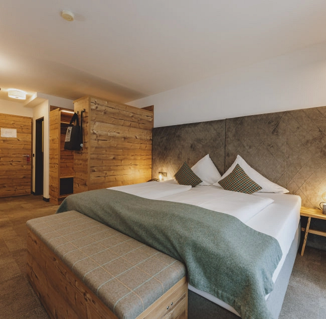 Detailansicht eines modernen Zimmers mit Holz- und Steinakzenten