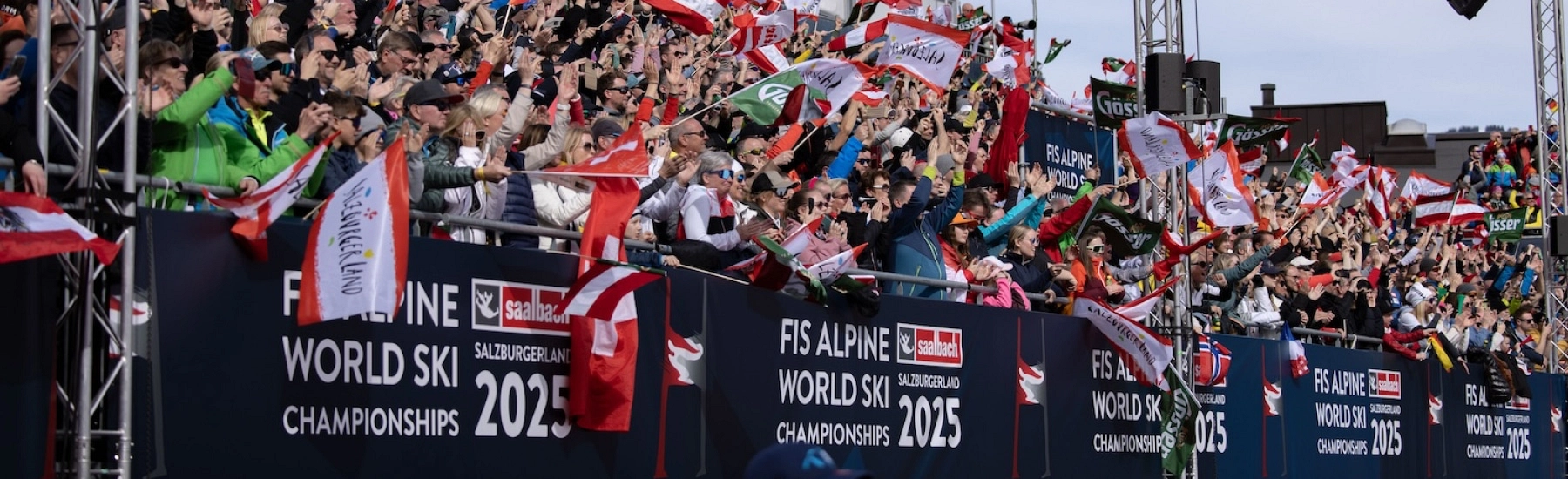 Publikum mit Fahnen beim FIS Ski Weltcup Finale 2024
