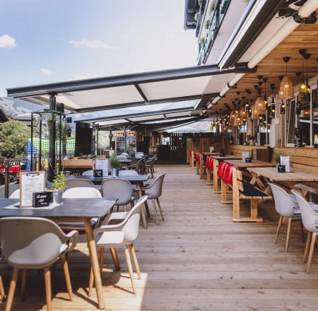 Terrasse mit Holzstühlen und Tischen, Außensitzbereich